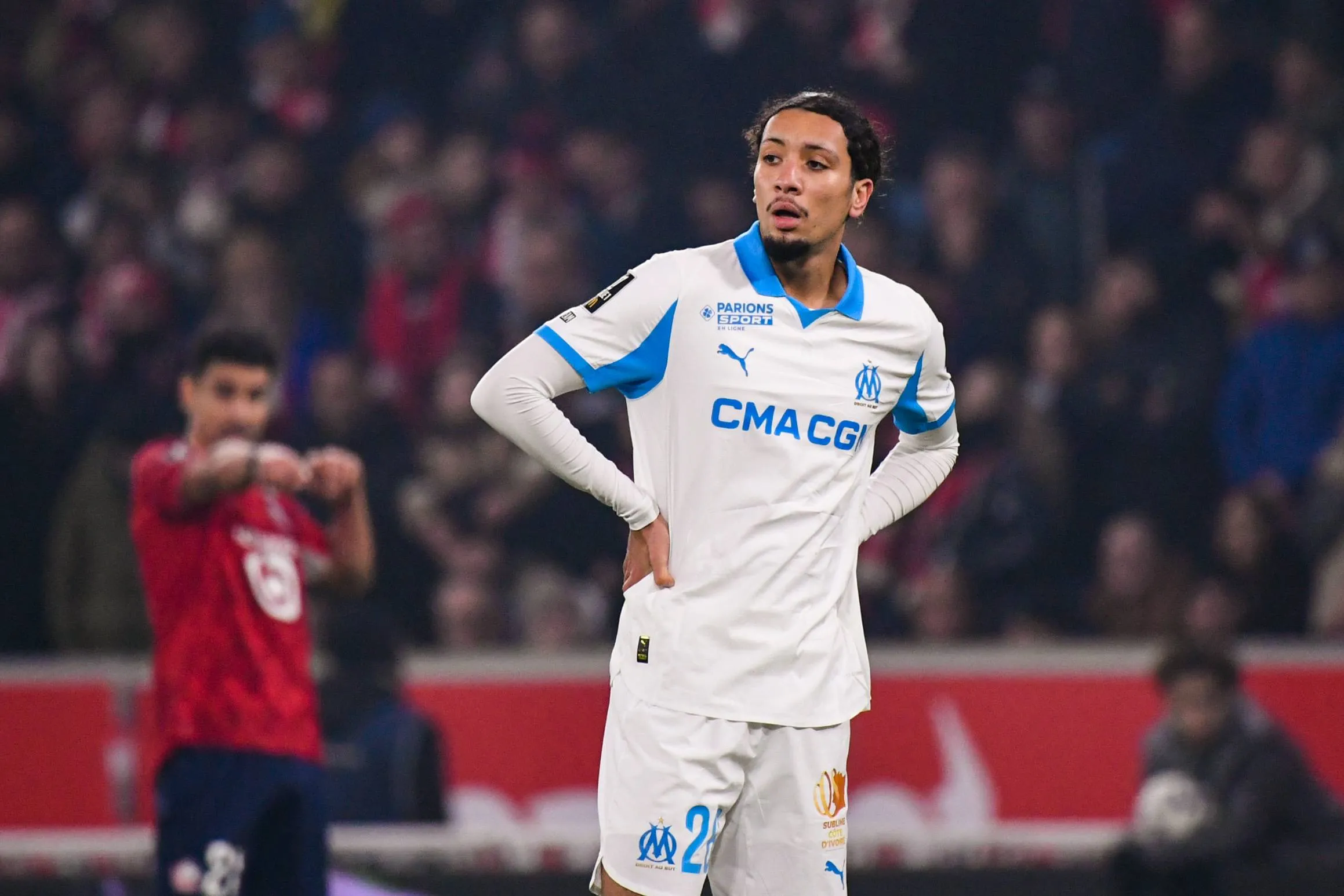 بلال ندير مارسيليا يسدد الكرة في مباراة بالدوري الفرنسي