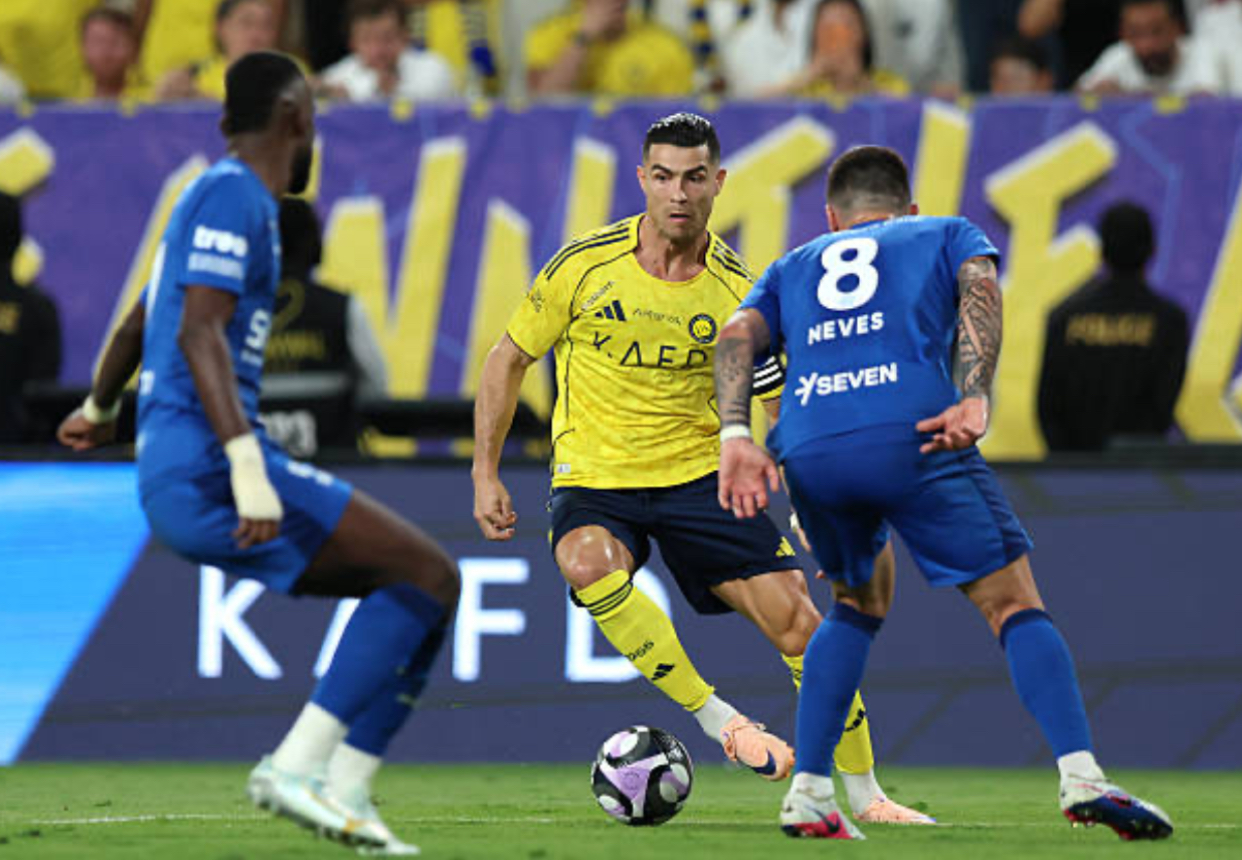 كريستيانو رونالدو النصر على دكة البدلاء خلال مباراة الهلال