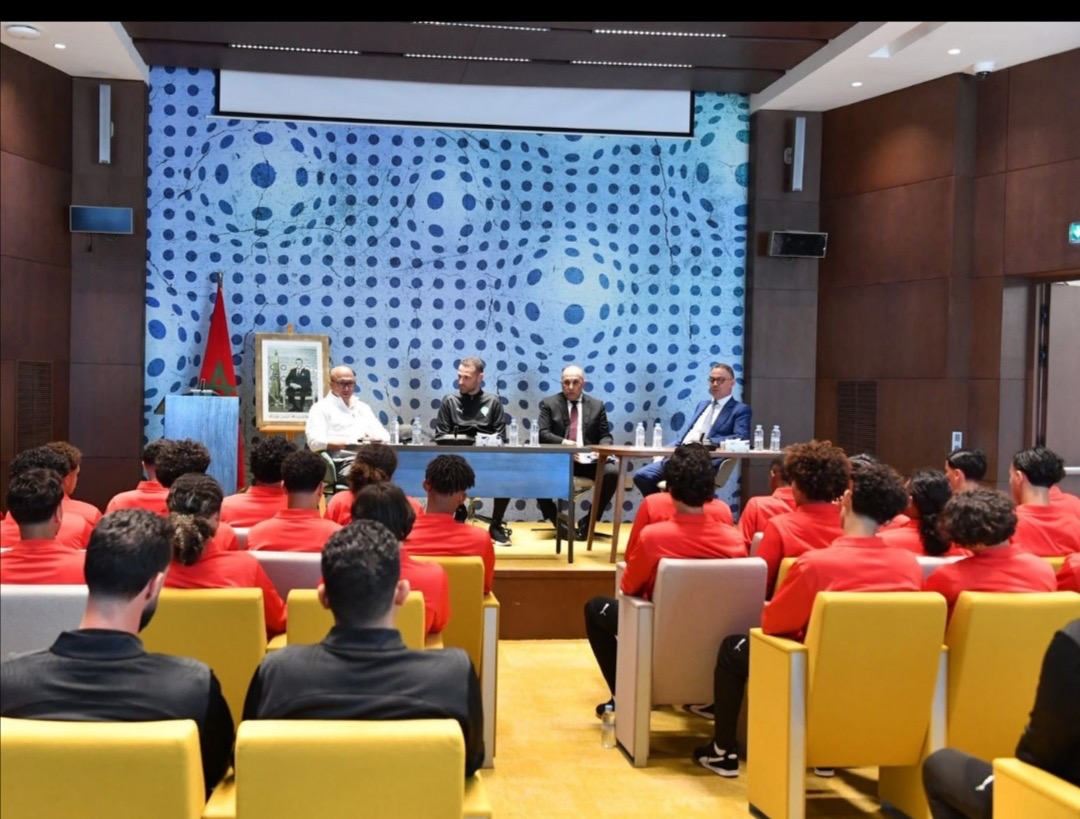 فوزي لقجع المنتخب المغربي في اجتماع تحفيزي