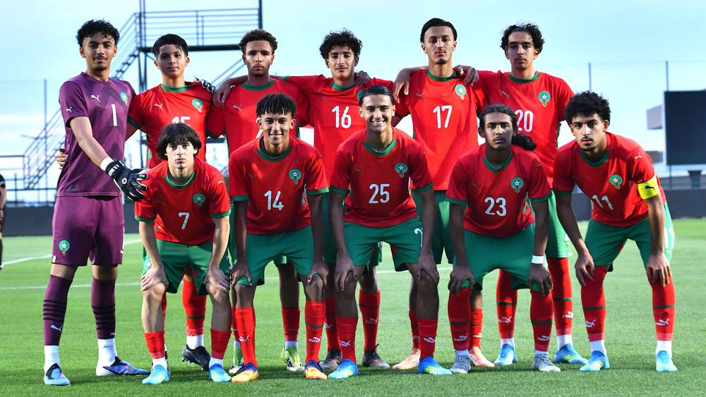 المنتخب المغربي لأقل من 17 سنة يعلن قائمة "كان 2026" بوجود عمران طالاي 1 عمران طالاي المنتخب المغربي يحتفل بقميص الفريق في الملعب.