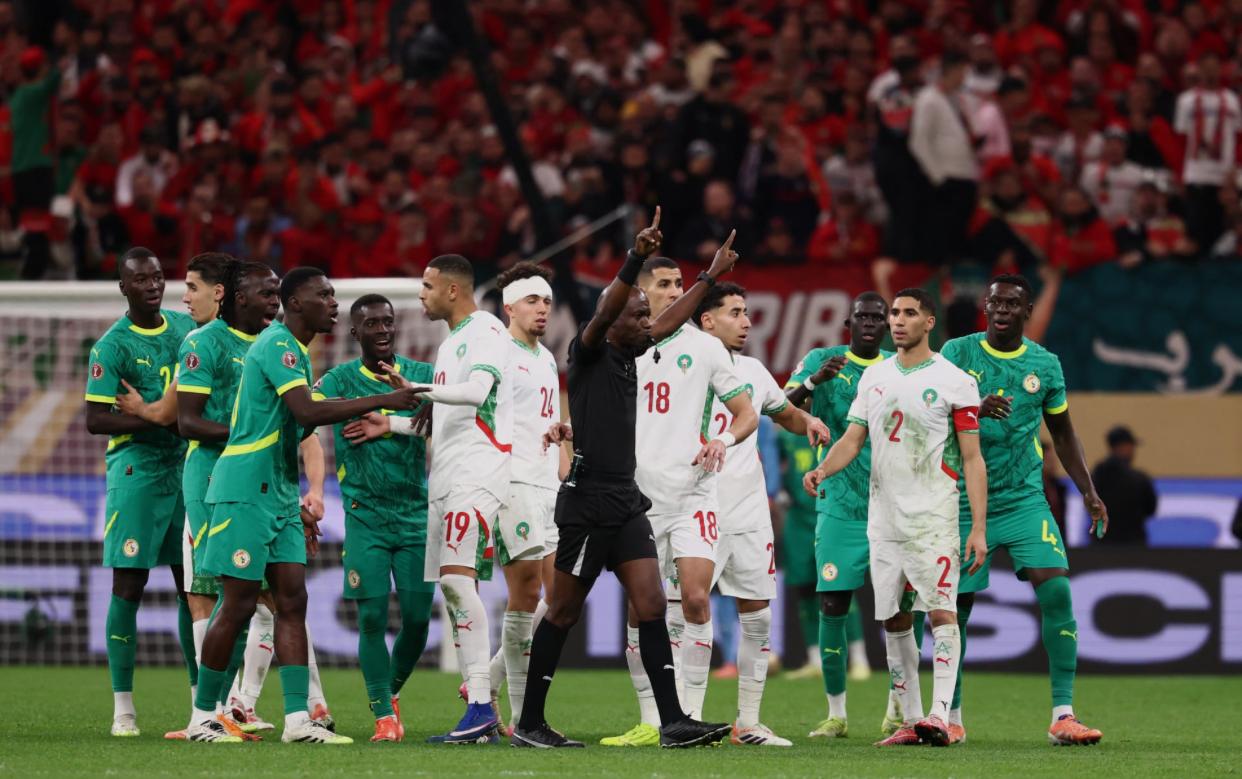 الكاف تشهد لندالا: الحكم جان جاك ندالا يرتدي زي التحكيم في الملعب.