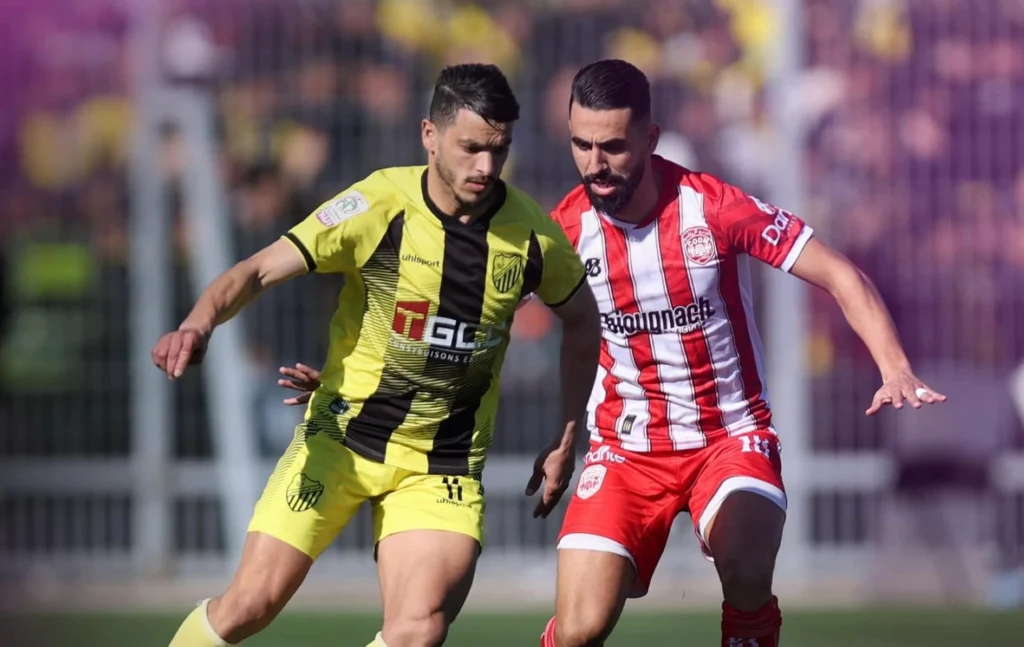 المغرب الفاسي يواجه المكناسي للحفاظ على الصدارة