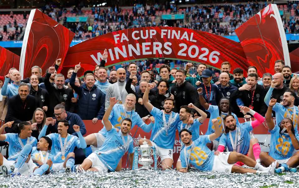 مانشستر سيتي يتوج بكأس إنجلترا ويقترب من ثلاثية تاريخية 1 لاعبي مانشستر سيتي يحتفلون بلقب مانشستر سيتي كأس إنجلترا 2026