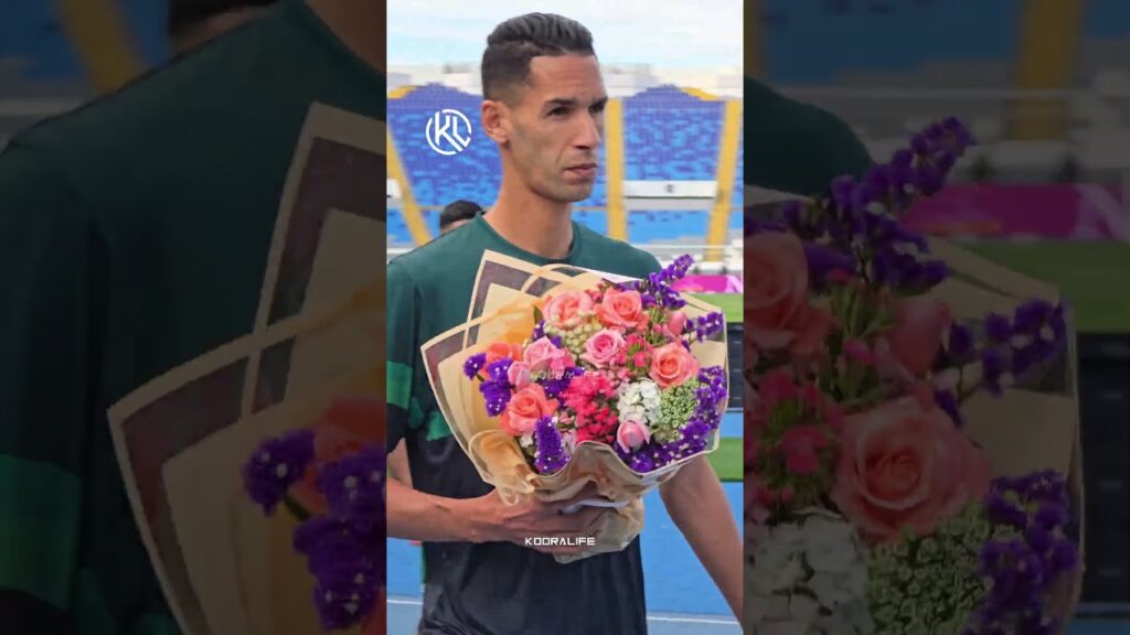 في لقطة راقية.. بدر بانون يقدم الورد لجماهير الرجاء الغاربة عن المدرجات بسبب “الويكلو “😔😔