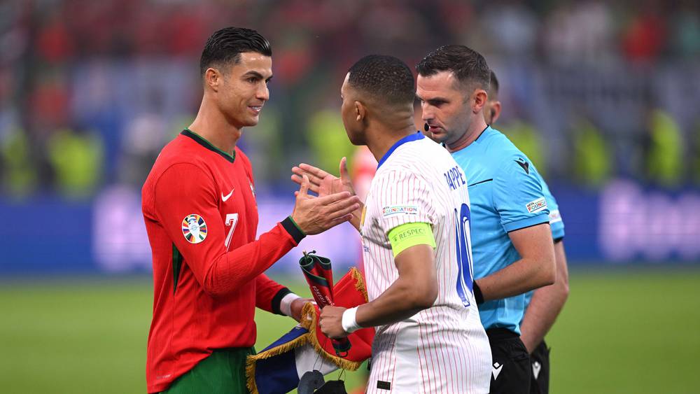كيليان مبابي كريستيانو رونالدو يتبادلان الضحكات في تدريبات ريال مدريد