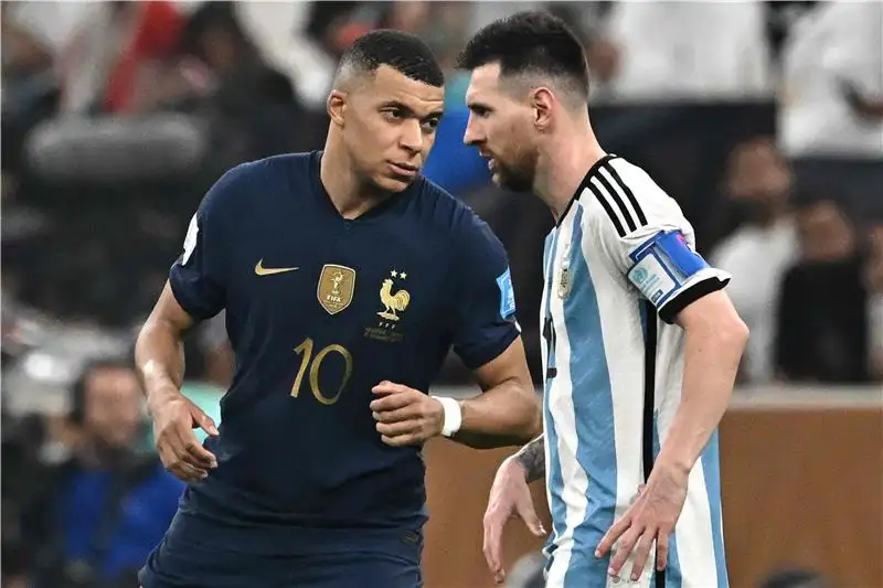 بوتشيتينو يكشف كواليس مشاكله مع مبابي وميسي في باريس سان جيرمان 1 بوتشيتينو مبابي ميسي يظهرون في صورة جماعية بقميص باريس سان جيرمان
