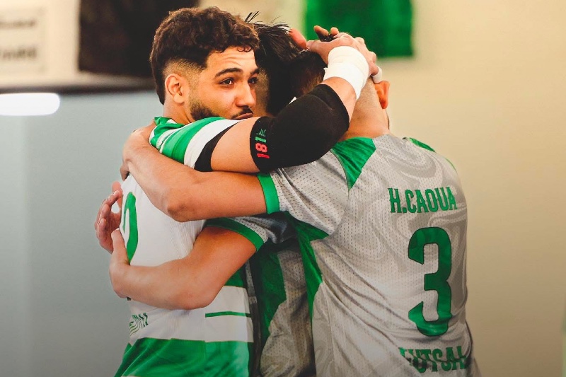 فوتسال الرجاء يبلغ نصف نهائي كأس العرش بفوز مثير 1 الرجاء الفوتسال كأس العرش، لاعبو الرجاء يحتفلون بالفوز في مباراة مثيرة