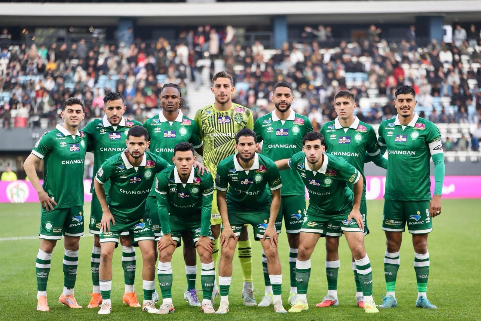 الرجاء الرياضي الويكلو: لاعبو الرجاء يتدربون في الملعب استعدادًا للديربي بدون جمهور.
