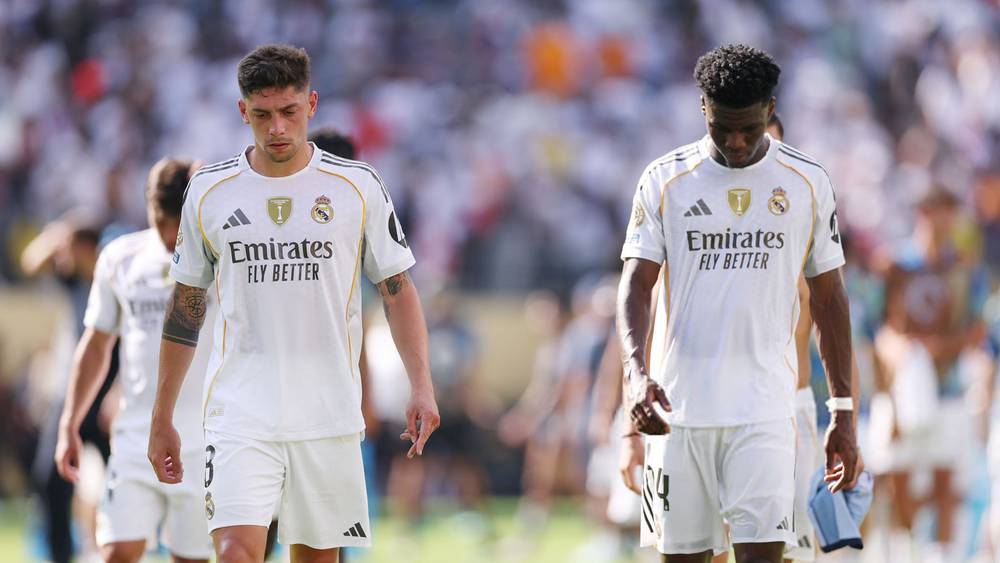تسريبات ريال مدريد: لاعبان من ريال مدريد يتحدثان داخل الملعب