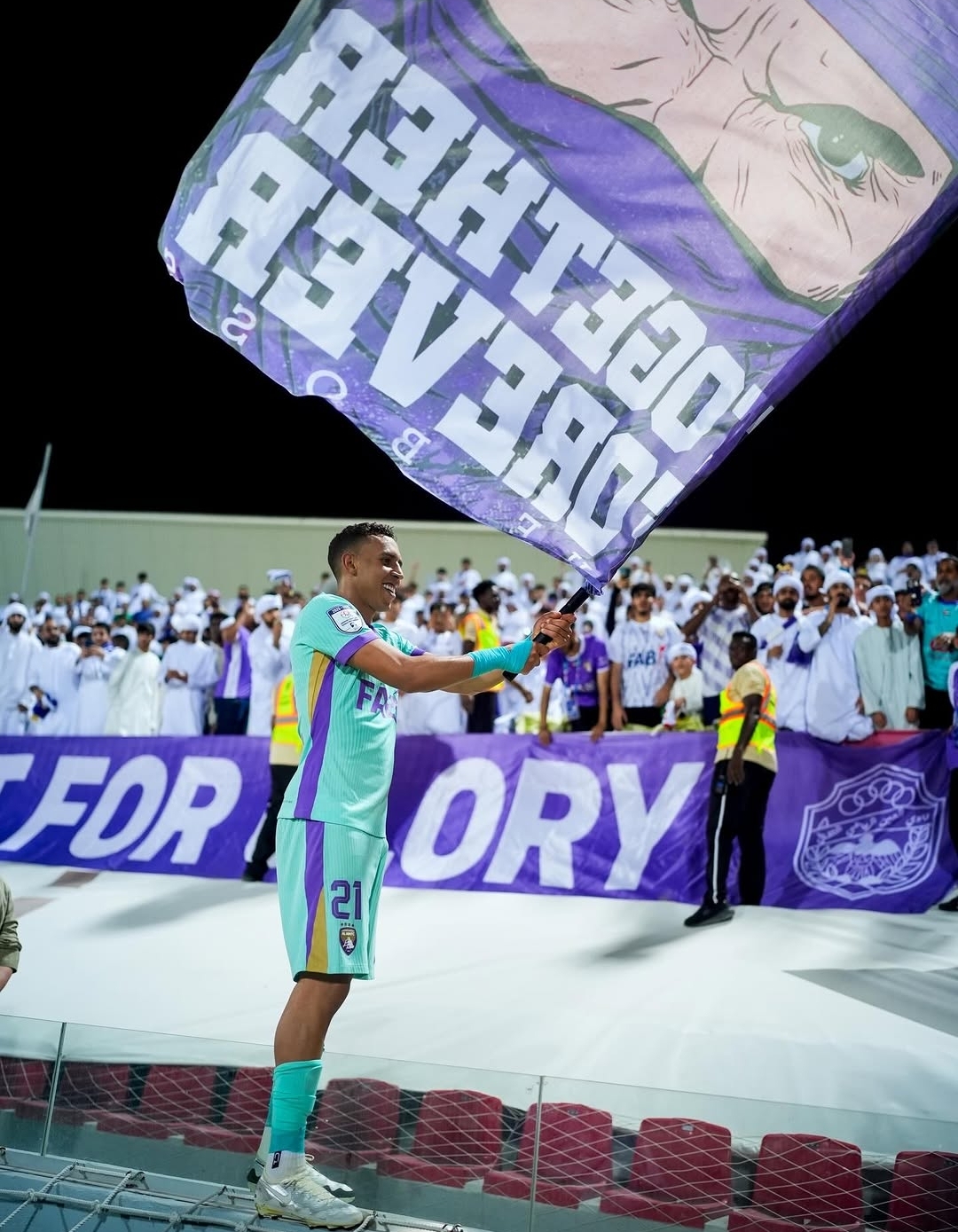 سفيان رحيمي العين يحتفل بالتتويج بالدوري الإماراتي مع الجماهير