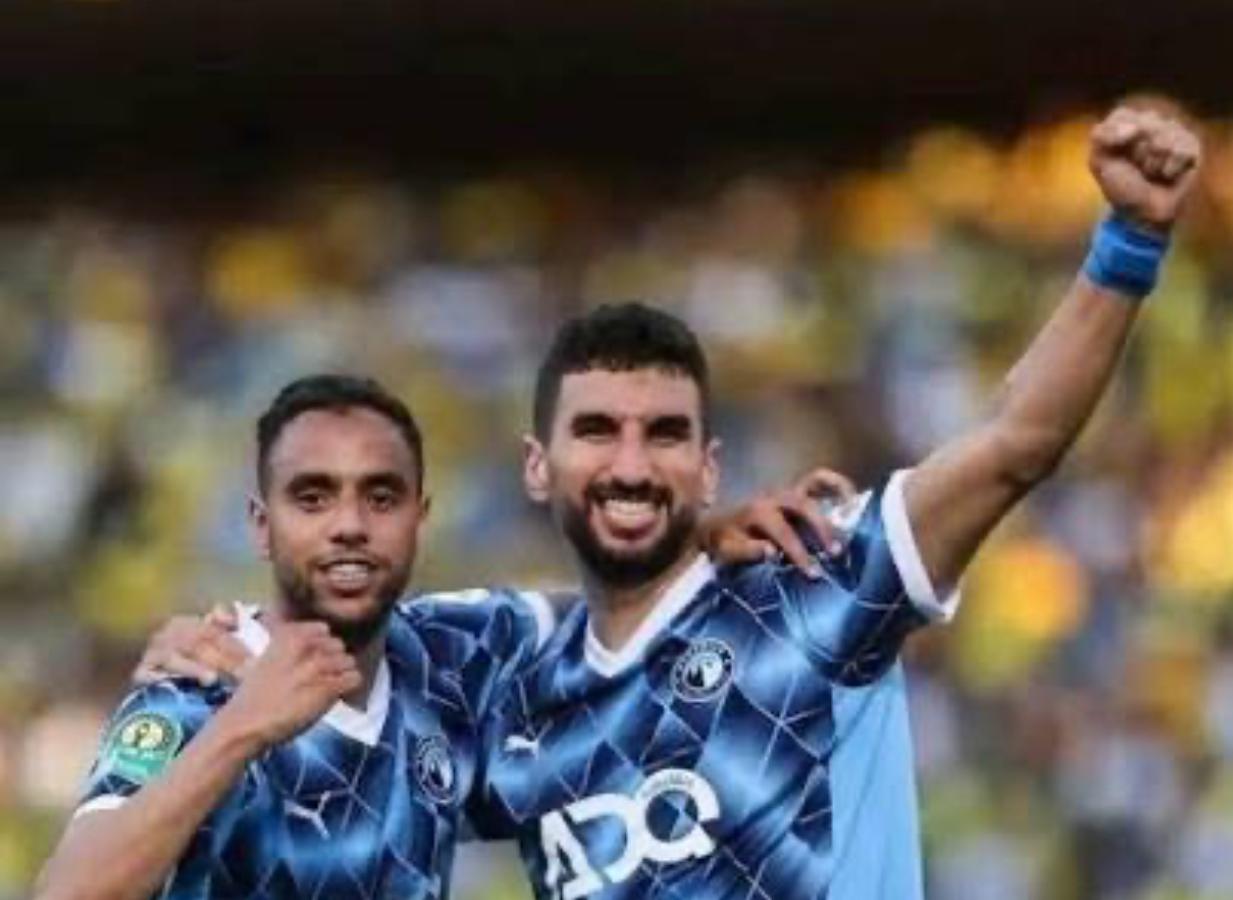 وليد الكرتي ومحمد الشيبي يحتفلان مع فريق بيراميدز بالفوز بكأس مصر