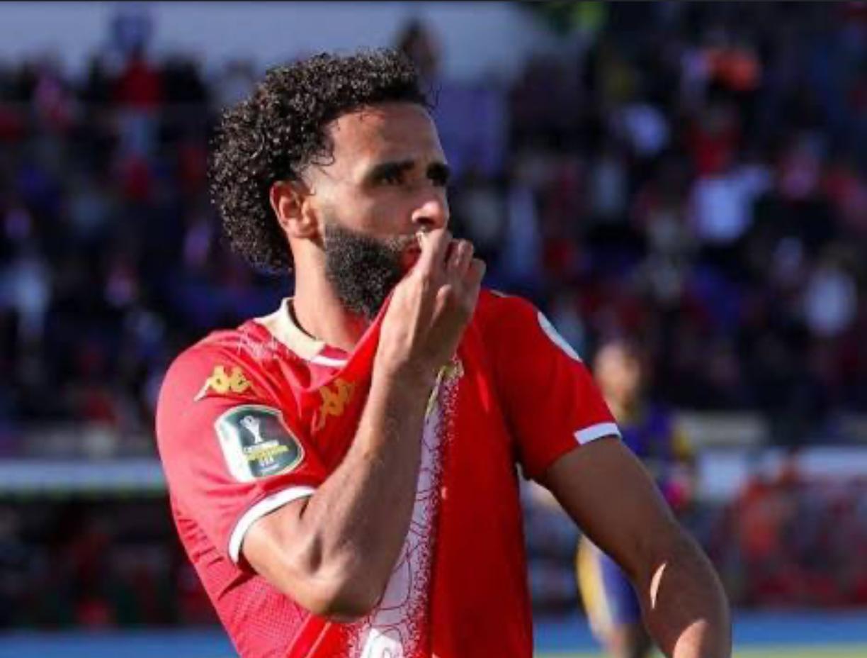وليد ناسي يشكر جمهور الوداد ويوعد بالتعويض في الديربي 1 وليد ناسي يصافح الجمهور بعد مباراة الوداد والنادي المكناسي