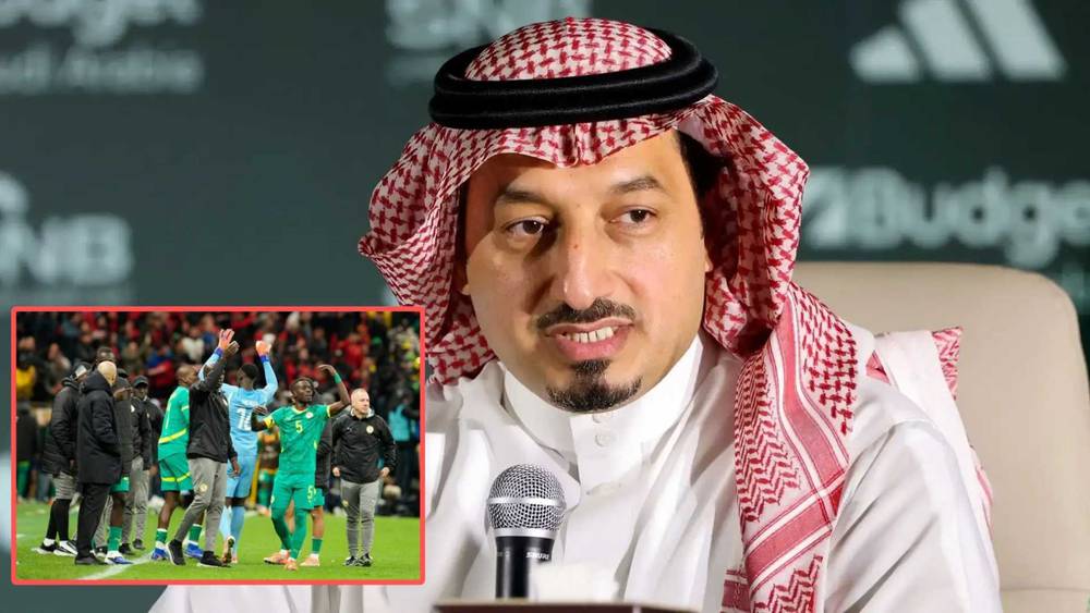 تصريحات ياسر المسحل، رئيس الاتحاد السعودي لكرة القدم، يتحدث أمام ميكروفون
