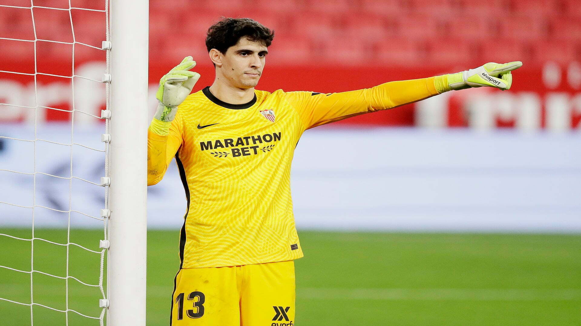 ياسين بونو حارس مرمى الهلال ومنتخب المغرب يصرخ في الملعب
