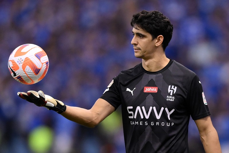 ياسين بونو يلتحق بمعسكر الهلال بالنمسا لحسم مستقبله