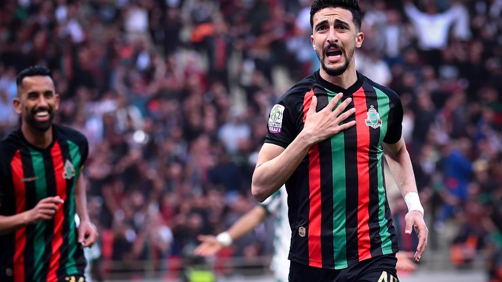 لاعب الجيش الملكي يضع رأسه داخل صندوق الأكمام