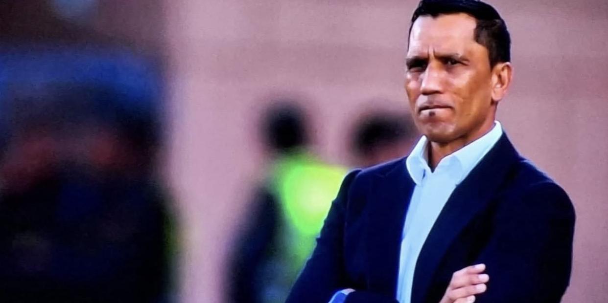 الرجاء يحسم مصير فادلو ديفيز عقب تراجع النتائج 1 مدرب يعطي تعليمات للاعبين بعد إقالة فادلو من الرجاء