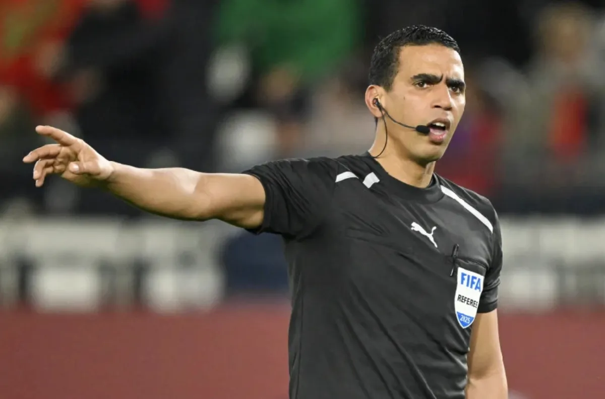 جلال جيد يقود أولى مبارياته في كأس العالم 2026 1 الحكم جلال جيد بلباس التحكيم يمسك ميكروفون ويوجه لاعبين