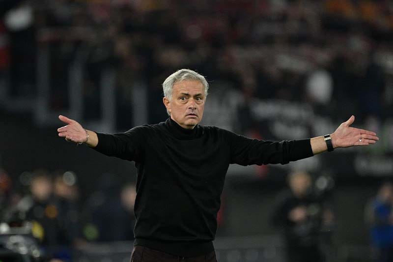 جوزيه مورينيو مدربًا لريال مدريد يحتفل في الملعب.