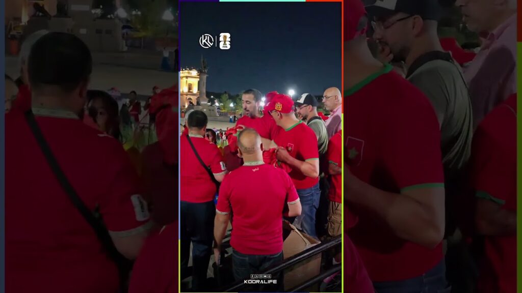 أجواء رائعة في مونتيري.. البطل المغربي لخصم يوزع قمصان المنتخب  مجانًا على المشجعين🔥🔥