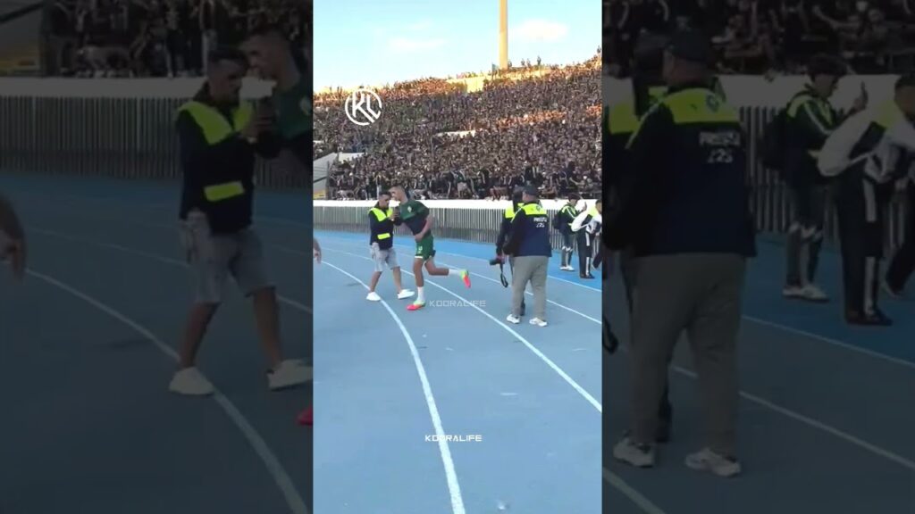 بدر بانون قبل مواجهة نهضة بركان..  يهدي الكورفا سود قميص خاص بالنادي 👏