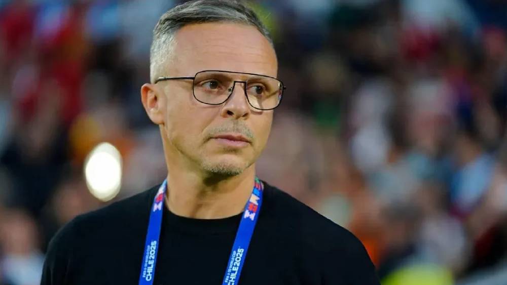 محمد وهبي مدرب المنتخب المغربي يتحدث في مؤتمر صحفي مع وجود حشود داعمة