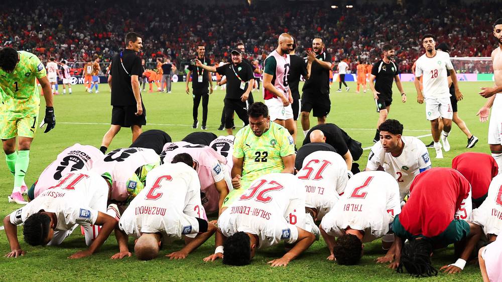 المنتخب المغربي يواصل كتابة التاريخ: أول منتخب عربي يتأهل لثمن النهائي مرتين متتاليتين