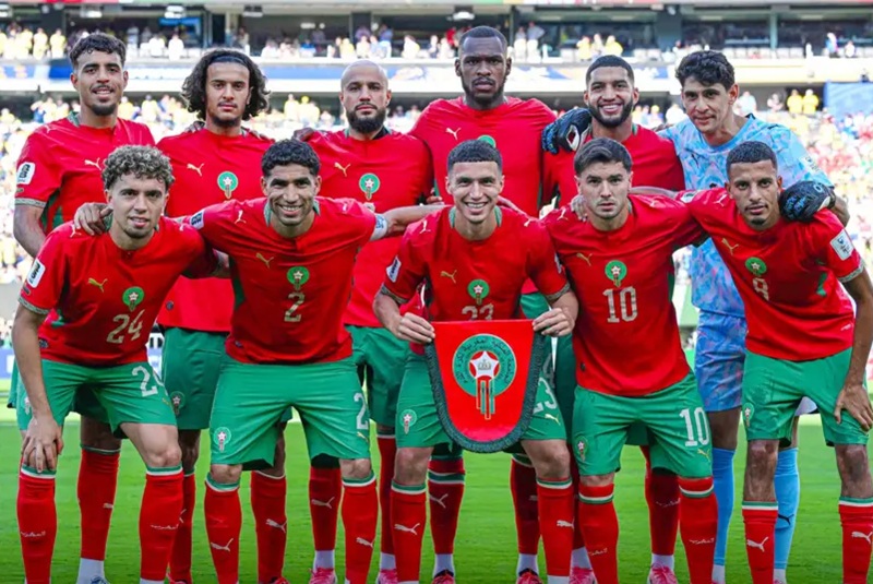 المنتخب المغربي يحقق إنجازاً تاريخياً بالوصول إلى المركز السادس عالمياً 1 لاعبي المنتخب المغربي في المركز السادس عالمياً يحّيون الجمهور.