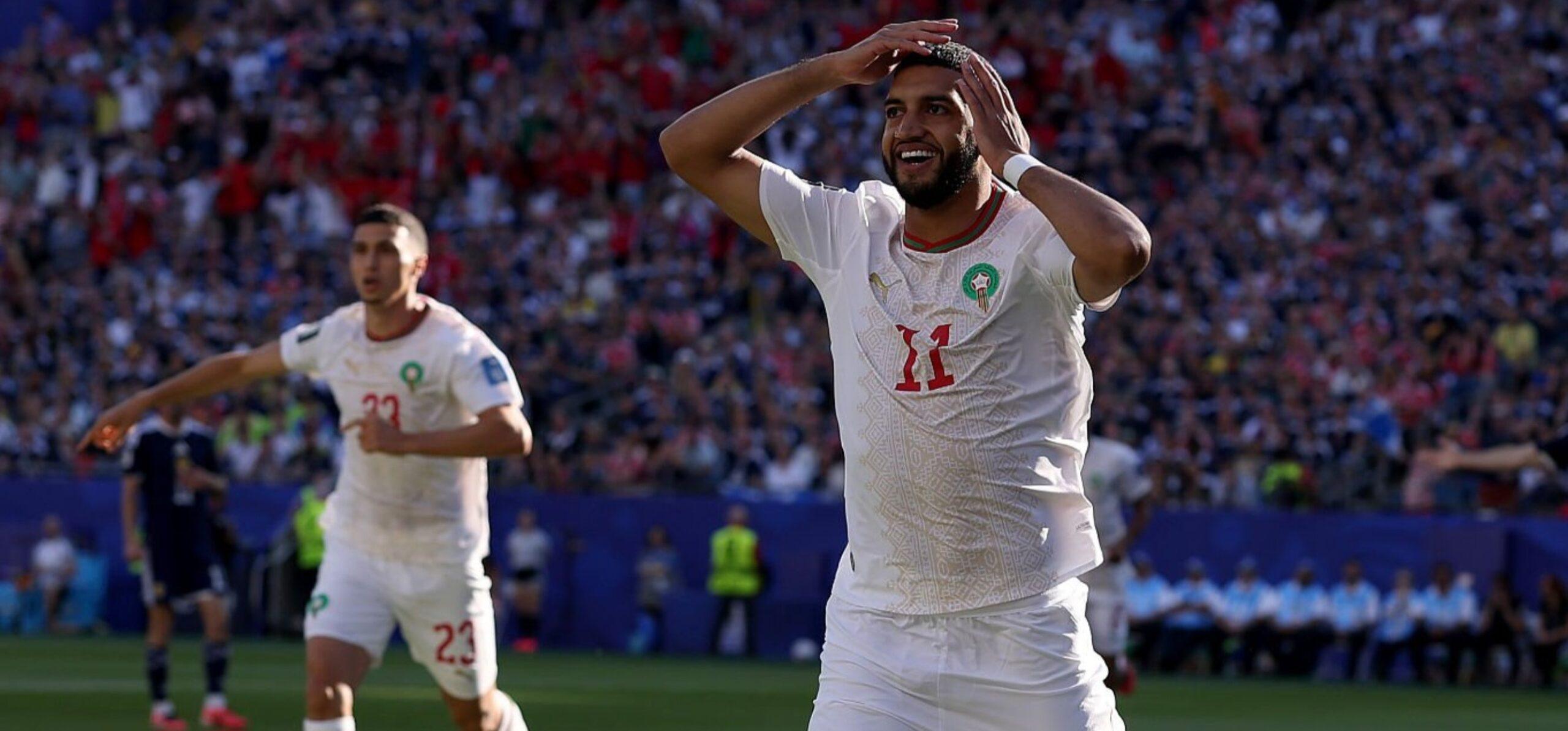 هدف صيباري يمنح المغرب صدارة المجموعة الثالثة في كأس العالم 2026 1 لاعب المنتخب المغربي يرتدي جوارب بيضاء وحمراء احتفالاً بصدارة المجموعة الثالثة.