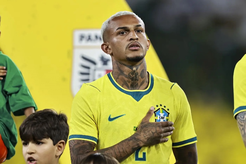 إصابة ويسلي لاعب البرازيل يرتدي قميص المنتخب ويتحول بنظره للخلف.
