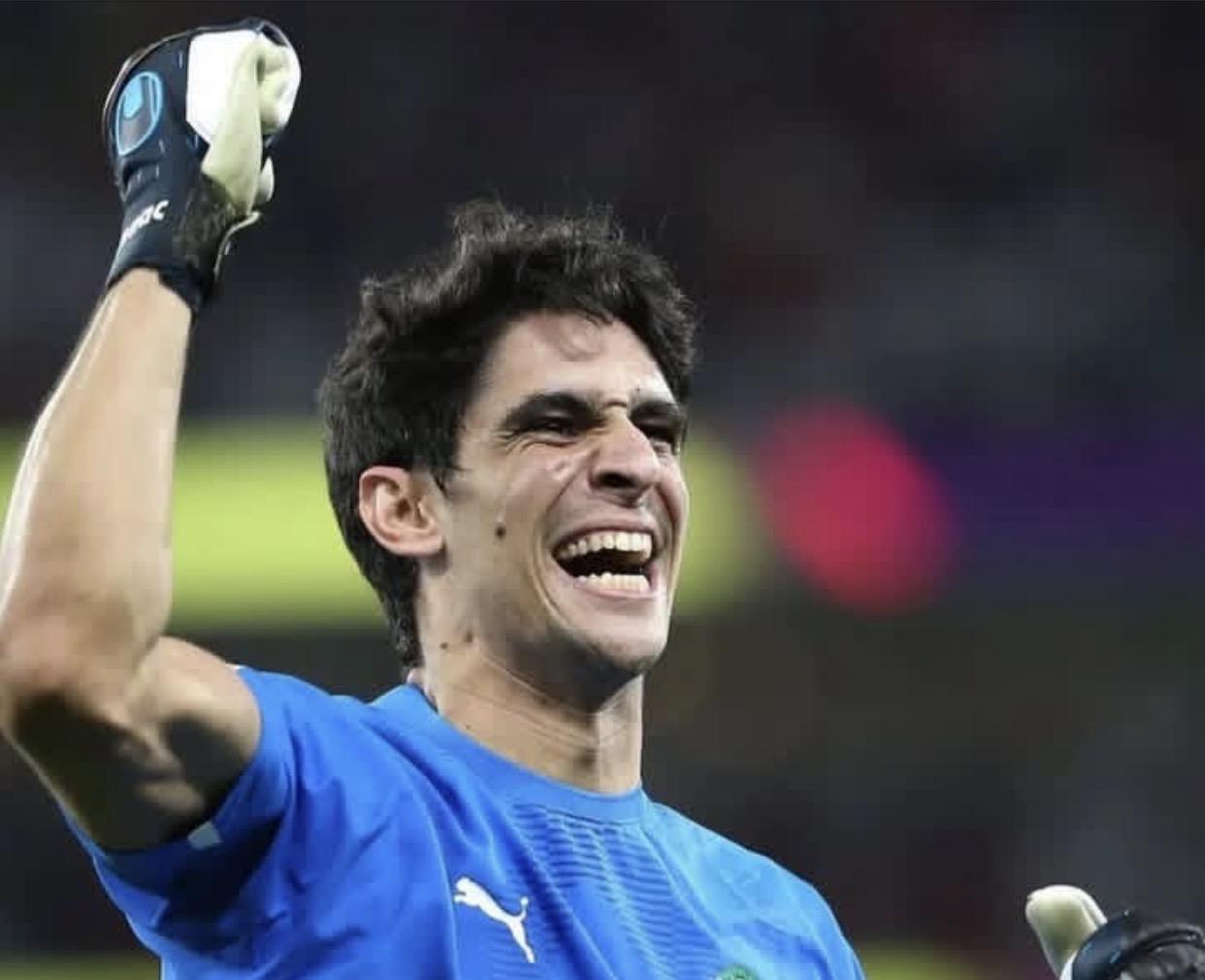 ياسين بونو ينفرد برقم إفريقي مونديالي جديد 1 ياسين بونو حارس المنتخب المغربي يحتفل بعد تحقيق رقم مونديالي جديد.