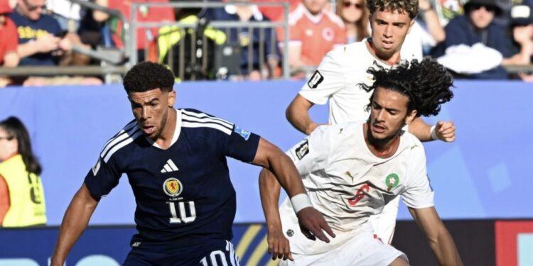 لاعب كرة قدم يرتدي الرقم 10 وهو أيوب بوعدي يتحدث للجماهير