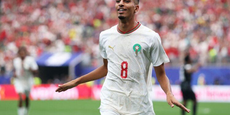 عز الدين أوناحي لاعب كرة قدم مغربي يحتفل بعد تسجيل هدف في كأس العالم