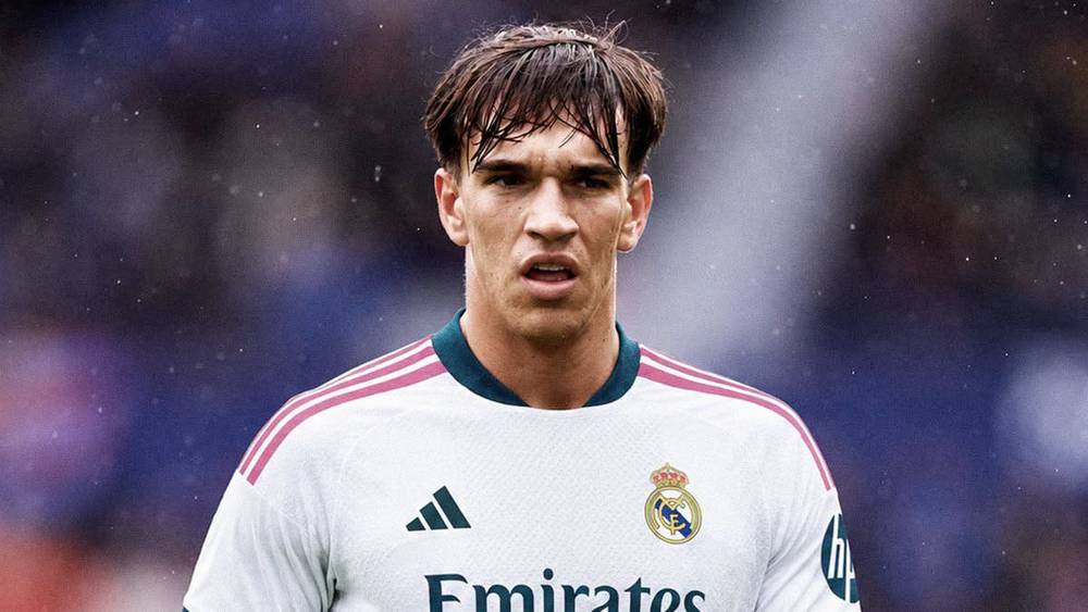 ريال مدريد يوقع مع كارلوس إسبي في صفقة صيفية كبرى 1 كارلوس إسبي بقميص ابيض في ملعب كرة قدم