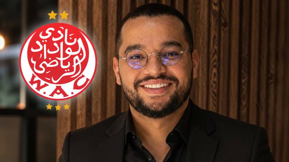 إبراهيم العسري رئيس الوداد في صورة مع شعار النادي.