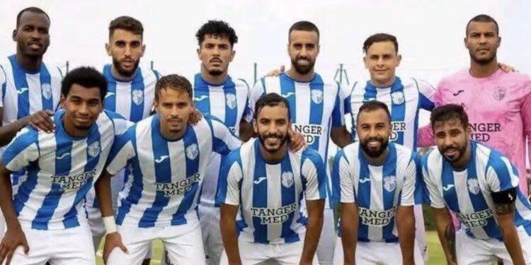 الفيفا يقرر منع اتحاد طنجة من التعاقدات الصيفية 1 فريق كرة القدم اتحاد طنجة في صورة جماعية وعليه شعار النادي ومنع اتحاد طنجة من التعاقدات