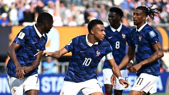 الموعد الكبير يتجدد: فرنسا تواجه المغرب في ربع نهائي كأس العالم 1 كيليان مبابي يحتفل بهدفه التاريخي في مباراة منتخب فرنسا ربع النهائي.