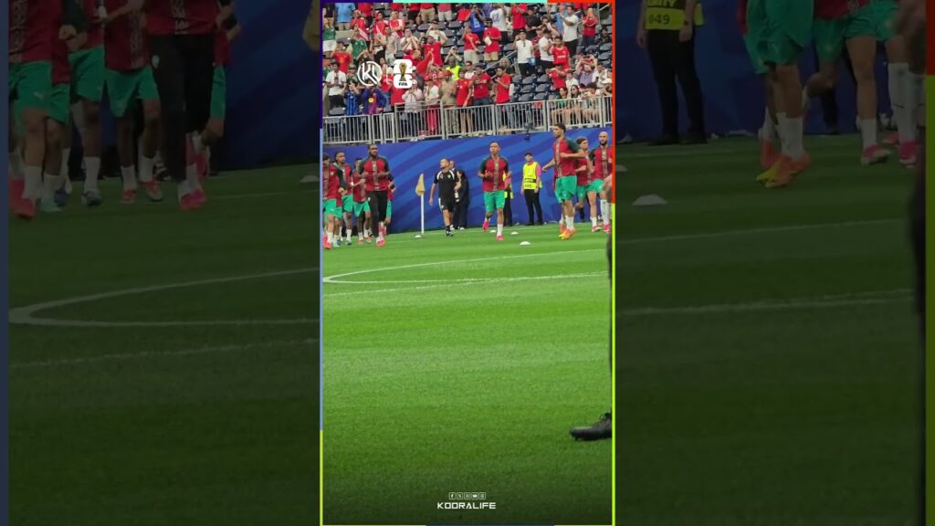 دخول لاعبي المنتخب الوطني المغربي لأرضية الملعب وسط حماس كبير من الجماهير المغربية