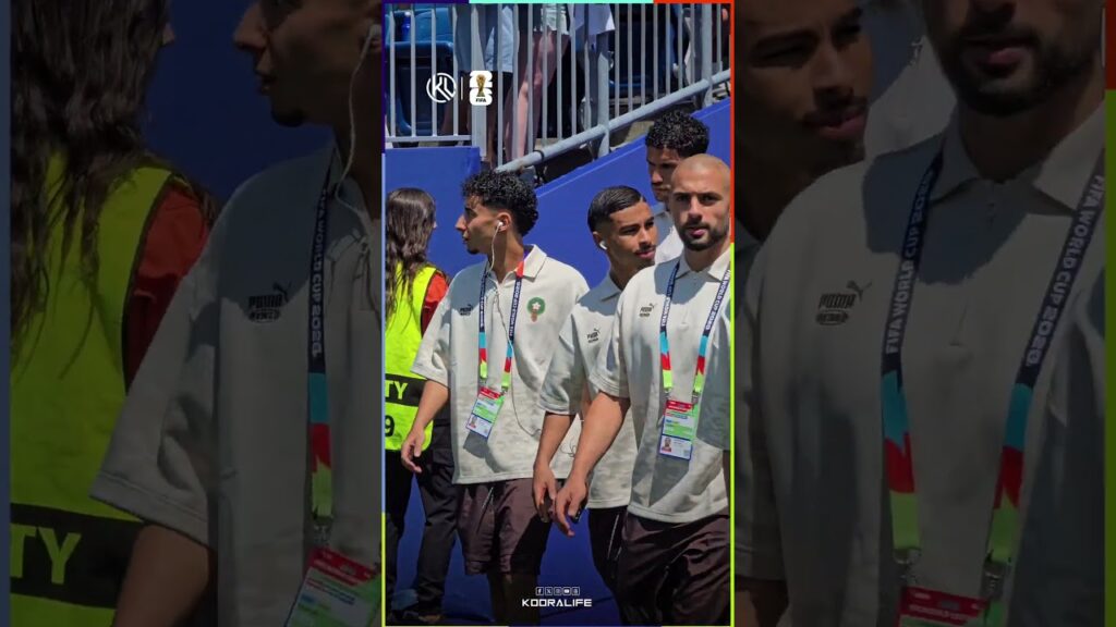لقطة عفوية تعكس تواضع حكيمي واحترامه للمشجعين.. بعد سقوط قميص أحدهم قام بحمله و استرجاعه 🙏🙏👏