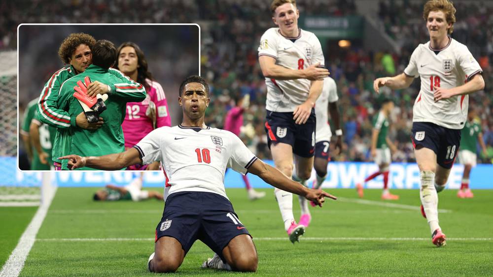 لاعب كرة قدم إنجليزي يراوغ لاعباً مكسيكياً خلال مباراة خروج المكسيك من كأس العالم.