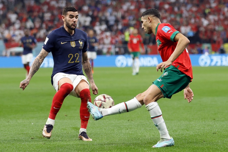 المغرب وفرنسا: 3 مواجهات كبرى قبل صدام ربع نهائي مونديال 2026 1 لاعبو المغرب وفرنسا يتنافسون على الكرة في مواجهة حاسمة