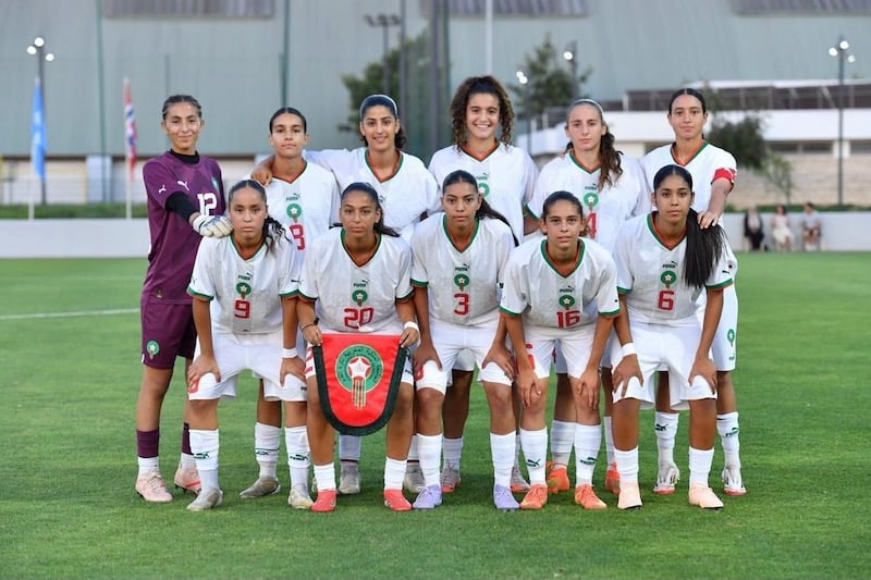 فريق كرة القدم النسائي المغربي يقف لالتقاط صورة لمباراة المغرب وفرنسا.