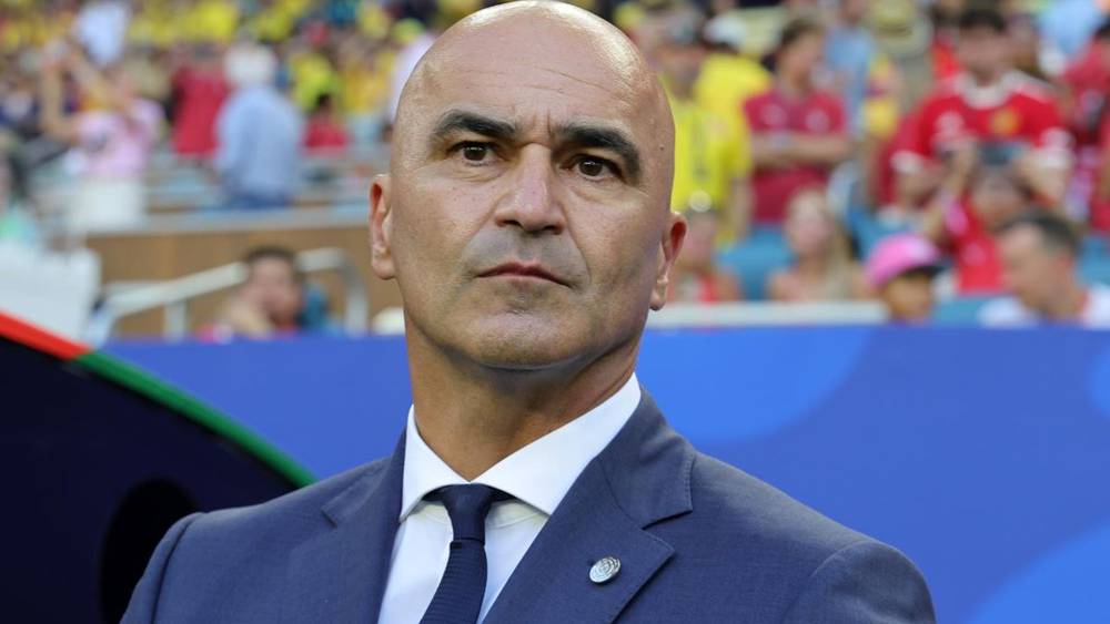 روبيرتو مارتينيز يغادر تدريب منتخب البرتغال رسمياً 1 روبيرتو مارتينيز يرتدي بدلة داكنة وعليها دبوس على طية صدر السترة