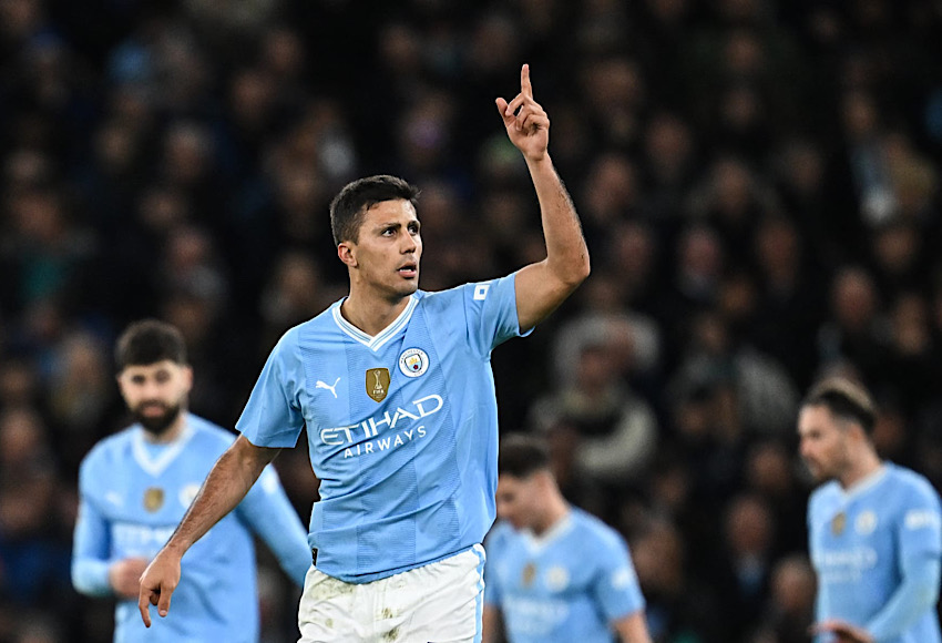 رودري يفضل ريال مدريد.. ولكن بيريز يعرقل الصفقة 1 رودري لاعب مانشستر سيتي يحتفل بهدف