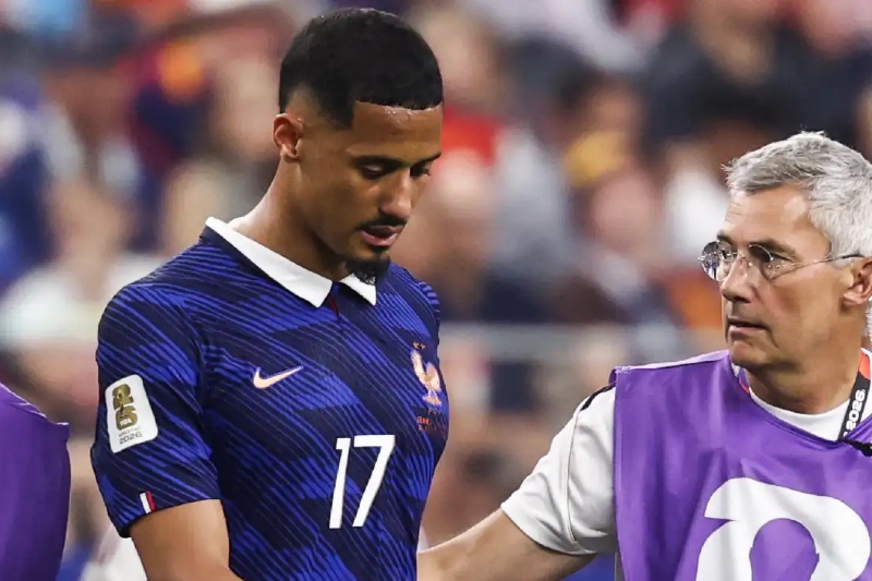 آرسنال يكشف عن تفاصيل إصابة مدافعه ويليام ساليبا 1 ويليام ساليبا لاعب منتخب فرنسا رقم 17 يحتفل بعد إصابته