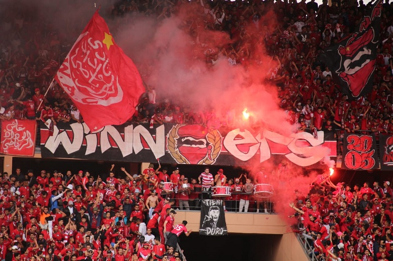 فصيل وينرز يحسم الجدل بشأن رئاسة الوداد ولا يدعم أي مرشح 1 جماهير الوداد في المدرجات تحمل لافتة كبيرة تدعم فريقها في سباق رئاسة الوداد.