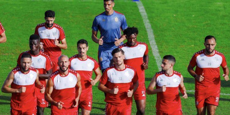 الوداد يصرف مستحقات نجمه المهدي بنعبيد ويطالبه بالبقاء 1 المهدي بنعبيد الوداد في تدريب جماعي لكرة القدم