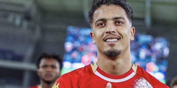 أمين أبو الفتح يوقع رسميا لأهلي بنغازي الليبي 1 أمين أبو الفتح يرتدي قميصًا أحمر في ملعب كرة قدم