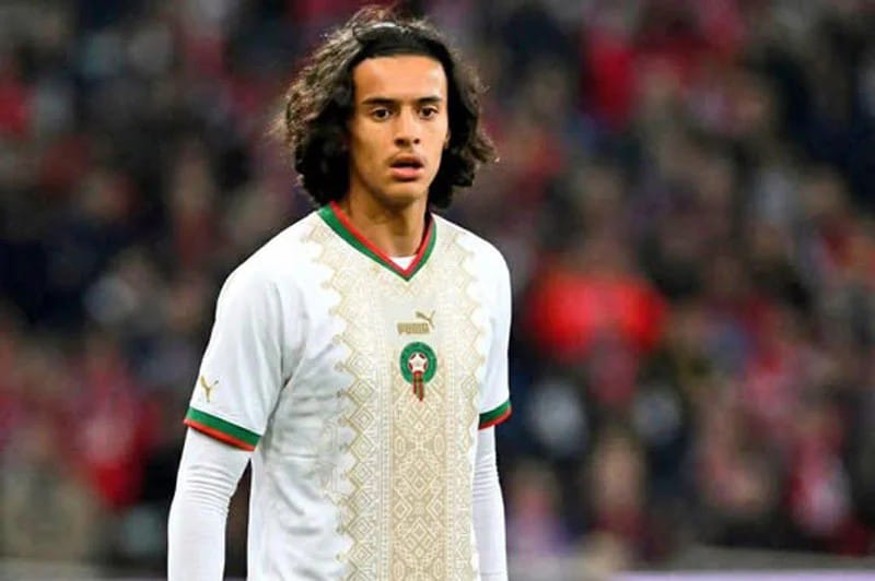 ماريسكا يطالب بحسم صفقة أيوب بوعدي للبريميرليغ 1 لاعب كرة قدم ذو شعر مجعد يرتدي قميصًا أبيض وأخضر أيوب بوعدي ينظر جانباً في الملعب