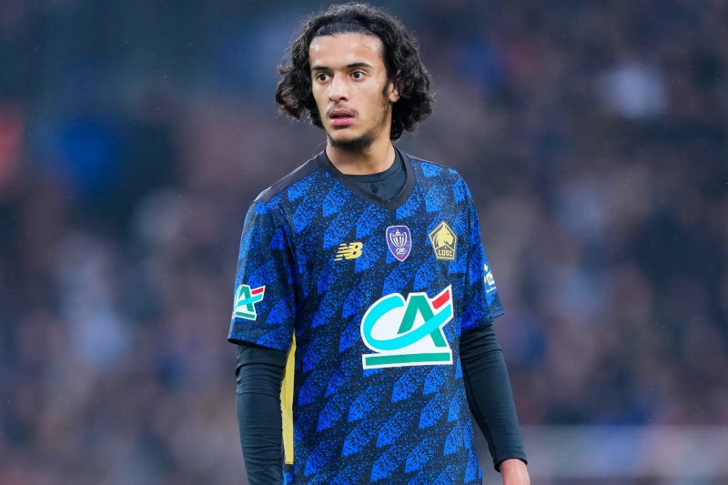 مانشستر سيتي يواصل السعي لضم أيوب بوعدي رغم صفقة أندرسون 1 اللاعب المغربي أيوب بوعدي بقميص ليل الفرنسي في مباراة.